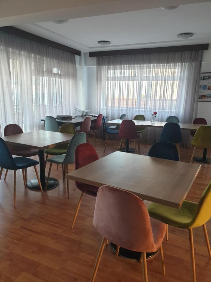 Poarta Apelor Hotell Sarichioi Exteriör bild